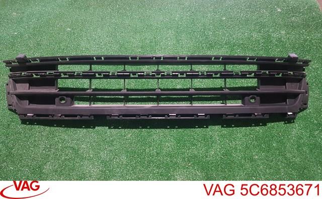 5C6853671 VAG решетка бампера переднего центральная