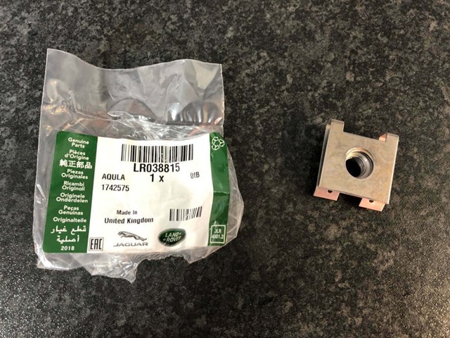 Закладная гайка под саморез LR038815 LAND ROVER