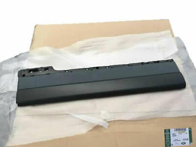 Молдинг двери передней левой нижний LR125981 LAND ROVER