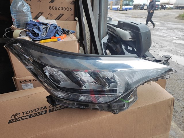 Фара передняя правая 81130F4180 TOYOTA