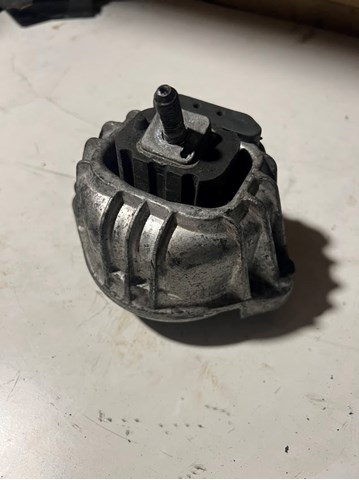 Кронштейн подушки (опоры) двигателя, левой 13981112 BMW