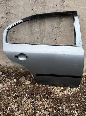 Дверь пассажирская задняя правая 1U4833052 VAG