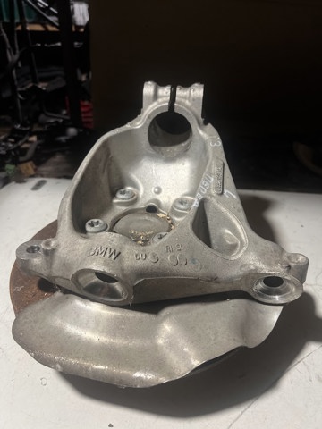 Цапфа поворотная левая 31216852159 BMW