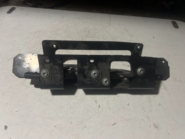 Кронштейн замка капота 51647296806 BMW