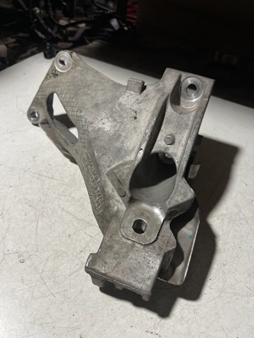 Кронштейн подушки (опоры) двигателя, правой 6797921 BMW