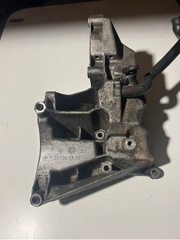 Кронштейн компрессора кондиционера R1112361330 MERCEDES