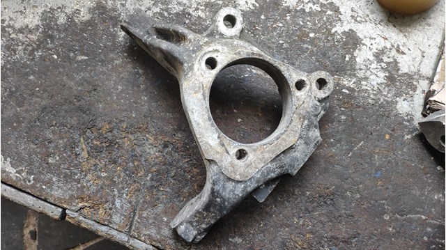 Цапфа передняя правая 13136697 OPEL