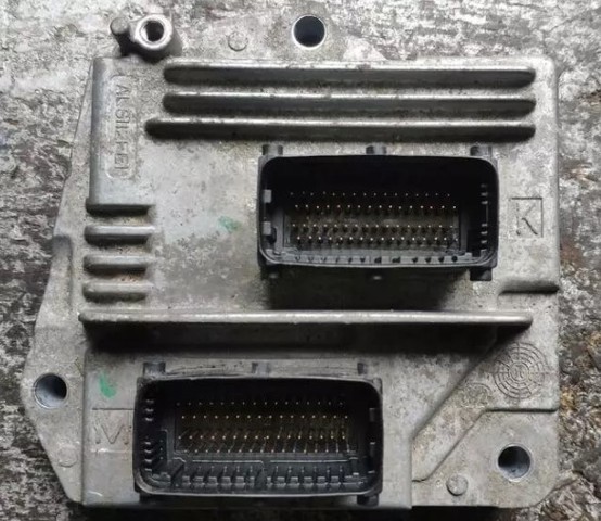 Электронный блок управления двигателем 55562549 OPEL