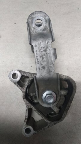Опора двигателя правая верхняя A2462400809 MERCEDES