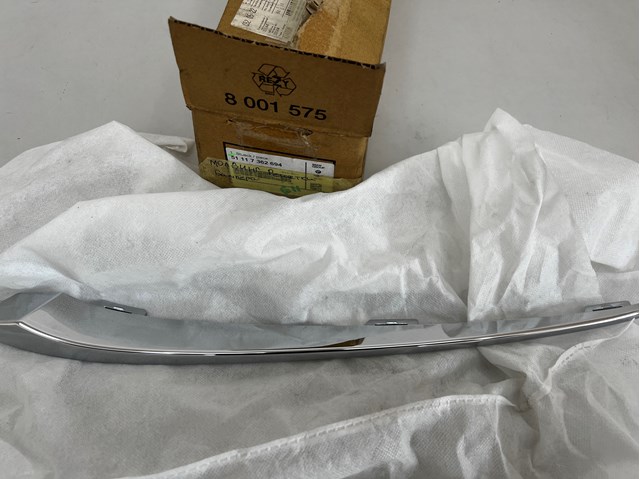 Молдинг решетки переднего бампера, правый 51117362694 BMW