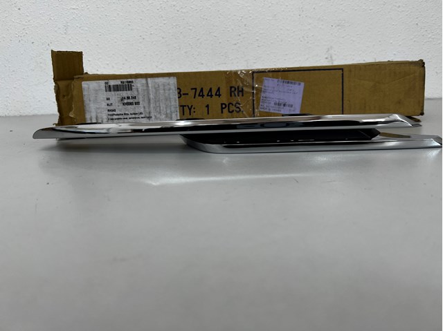 Молдинг решетки бампера переднего правый KH0063922 ELIT