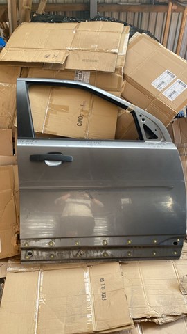 Пассажирская передняя дверь LR005656 LAND ROVER