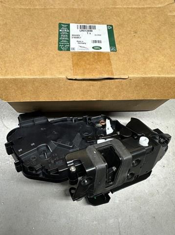 LR013890 LAND ROVER Замок двери задней правой купить в Киев