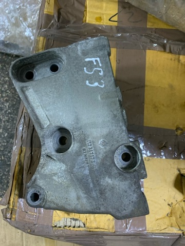Кронштейн подушки (опоры) двигателя, правой 112317173R RENAULT
