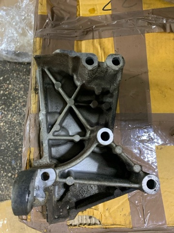 RENAULT 112317173R Кронштейн подушки (опоры) двигателя правой в наличии Ровно