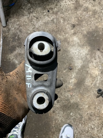 Подушка двигателя 112383734R NISSAN