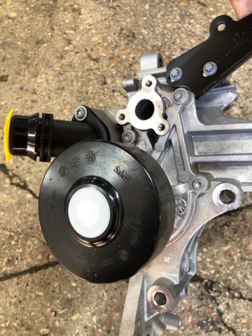 BMW 11519453667 Помпа водяная (насос) охлаждения, в сборе с корпусом в наличии Черкассы