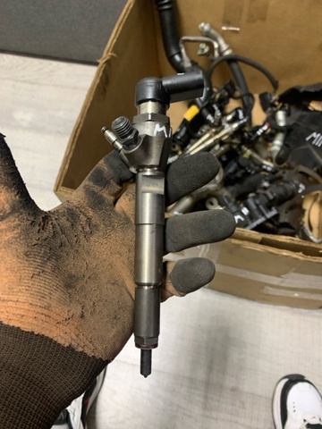 Форсунка дизельная в сборе 1660000Q1W NISSAN