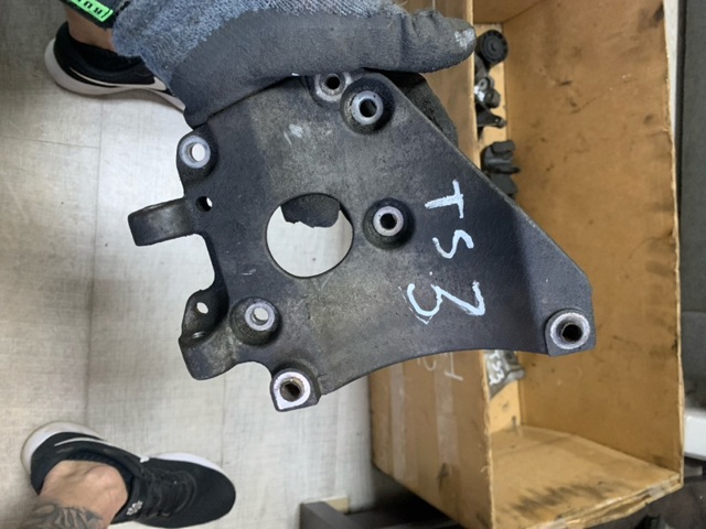 FORD 1685849 Кронштейн компрессора кондиционера в наличии Тернополь
