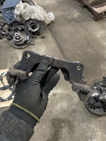 1947983 Скоба тормозного суппорта переднего купить Николаев