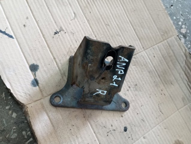Кронштейн подушки (опоры) двигателя, правой 216124A100 HYUNDAI