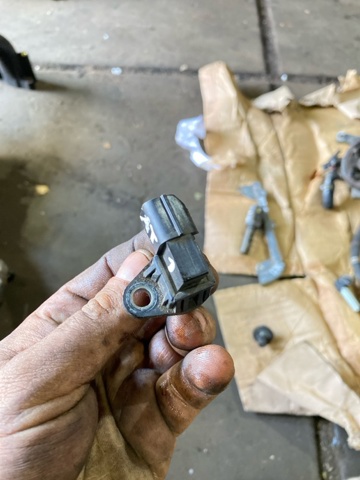 Датчик оборотов распредвала 22056AA101 SUBARU