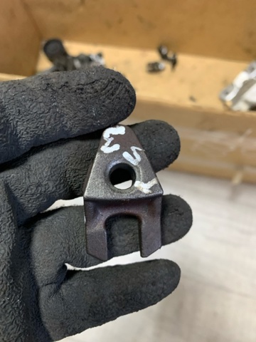 Кронштейт крепления форсунки 2429669 FORD