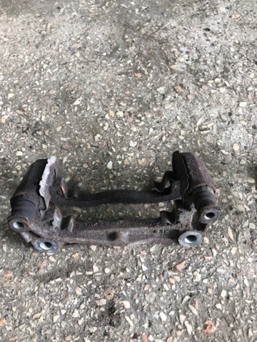 SUBARU 26225AG110 Скоба суппорта в наличии Каменское