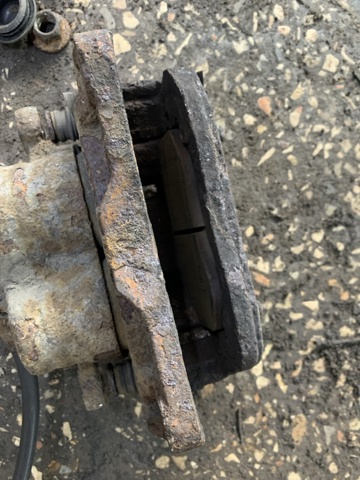 Скоба тормозного суппорта переднего 26225SC020 SUBARU