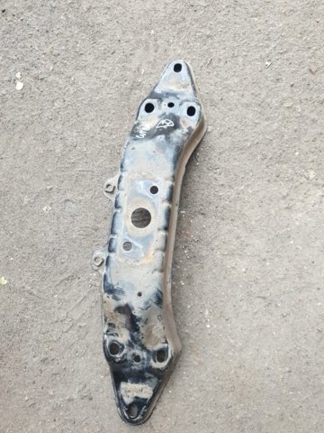 Крепление трансмиссии 41011AG020 SUBARU