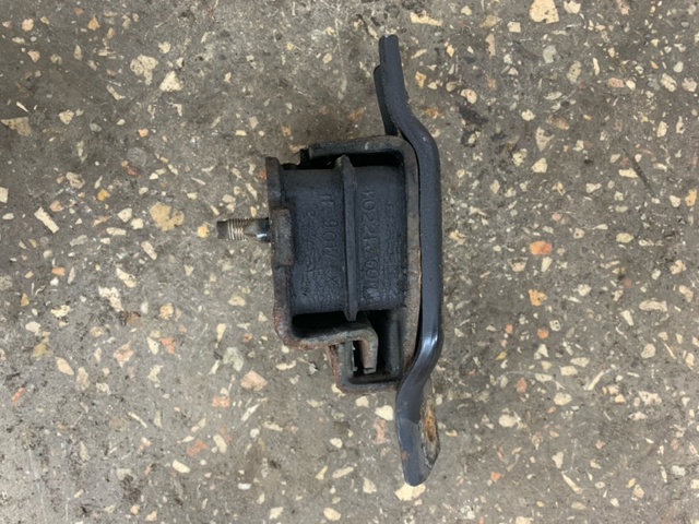 Подушка (опора) двигателя, левая/правая 41022FE050 SUBARU
