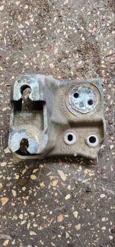 Кронштейн подушки (опоры) двигателя, правой 41032AJ050 SUBARU