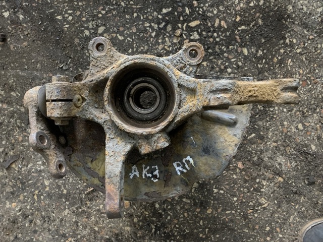 Цапфа - поворотный кулак передний, правый 517163U000 HYUNDAI