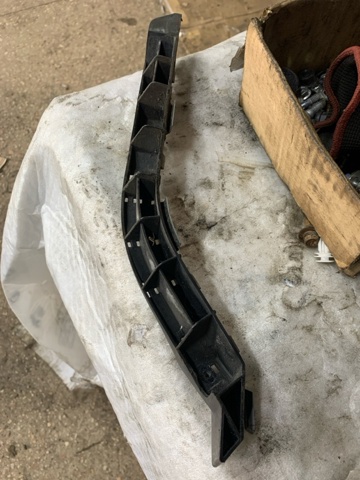 Кронштейн бампера переднего, правый 57707SA220 SUBARU
