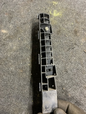 Правое крепление переднего бампера 57707SG020 SUBARU