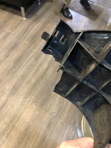 SUBARU 57707XA06A Кронштейн бампера заднего правый в наличии Житомир
