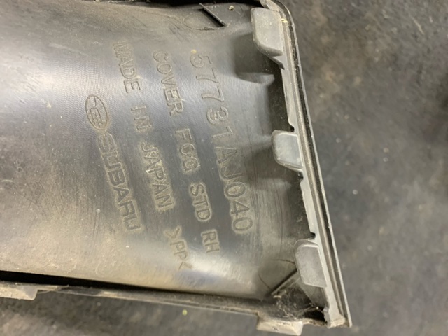 SUBARU 57731AJ040 Заглушка (решетка) противотуманных фар бампера переднего правая в наличии Черновцы