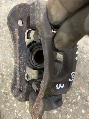 Задний правый суппорт 582302Y500 HYUNDAI