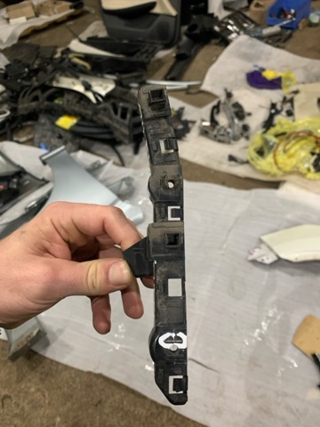 NISSAN 622234EA0A Кронштейн бампера переднего левый в наличии Полтава