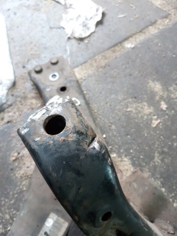 Поперечина передней подвески 624002Y200 HYUNDAI