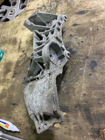 8200695957 RENAULT Кронштейн генератора купить в Павлоград