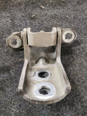 Петля передней двери, правой 824204EA0A NISSAN