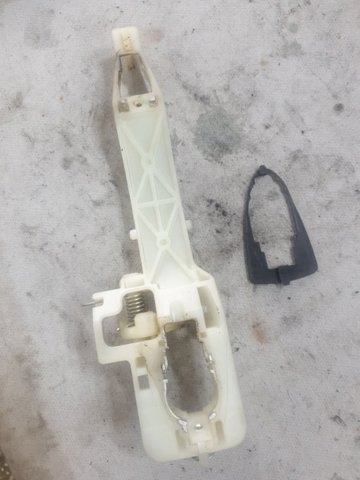 Держатель наружной ручки двери, передней левой 826552S000 HYUNDAI
