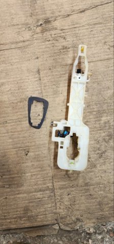 Держатель наружной ручки двери, передней левой 826552W700 HYUNDAI