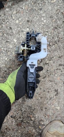 Держатель наружной ручки двери, передней левой 826553U000 HYUNDAI