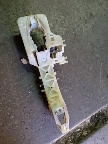Держатель наружной ручки двери, передней левой 826553W000 HYUNDAI