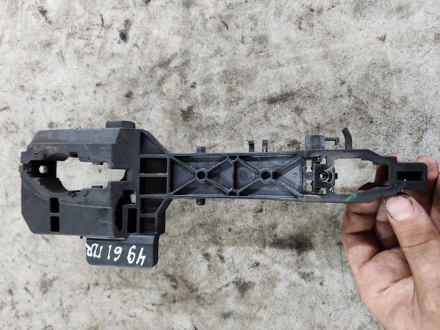 Держатель наружной ручки двери, передней правой 82665D7000 HYUNDAI