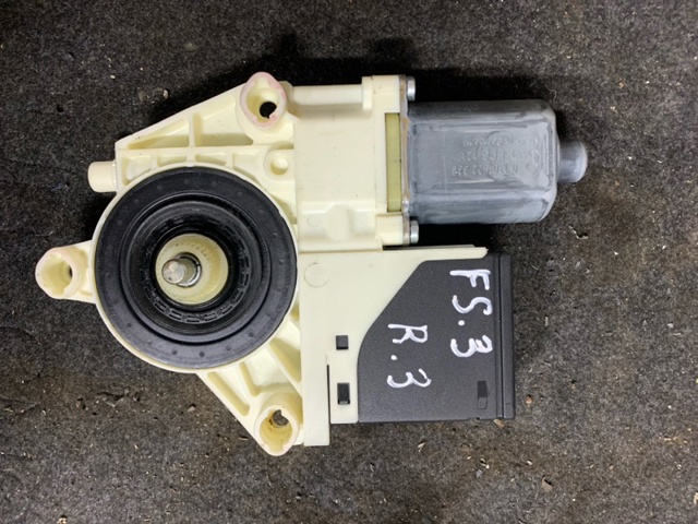 Мотор стеклоподъемника двери задней, правой 827306548R RENAULT