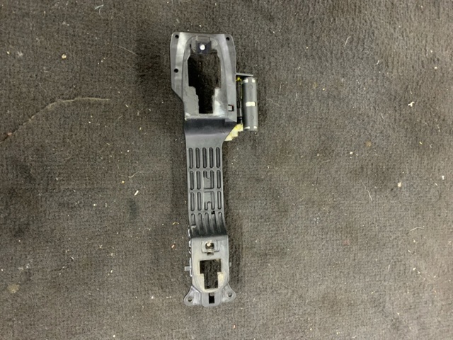 Держатель наружной ручки двери, передней правой 8281163J00 SUZUKI