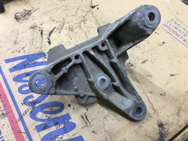 Кронштейн подушки коробки передач 8K0399115R VAG